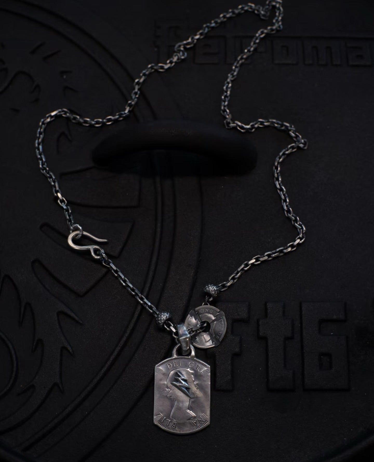 Mongolia Jewelry - The Queen’s Silver Emblem
